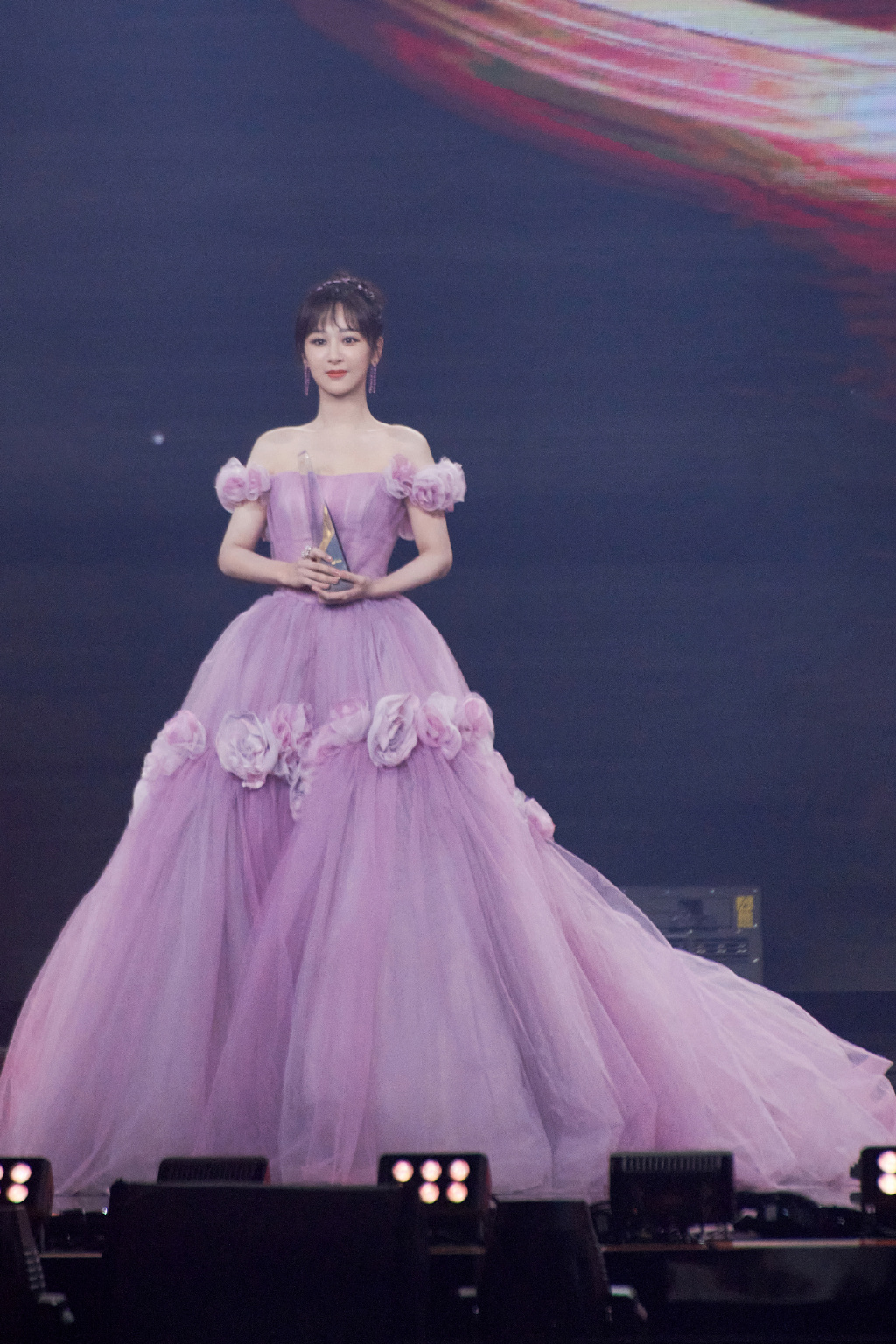 微博之夜杨颖杨幂讨论热巴,微博之夜迪丽热巴与邓超