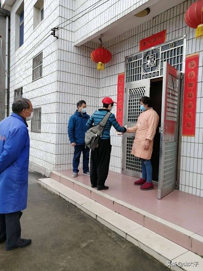 全力以赴战疫情服务群众不缺位,尽职尽责抗击疫情服务群众