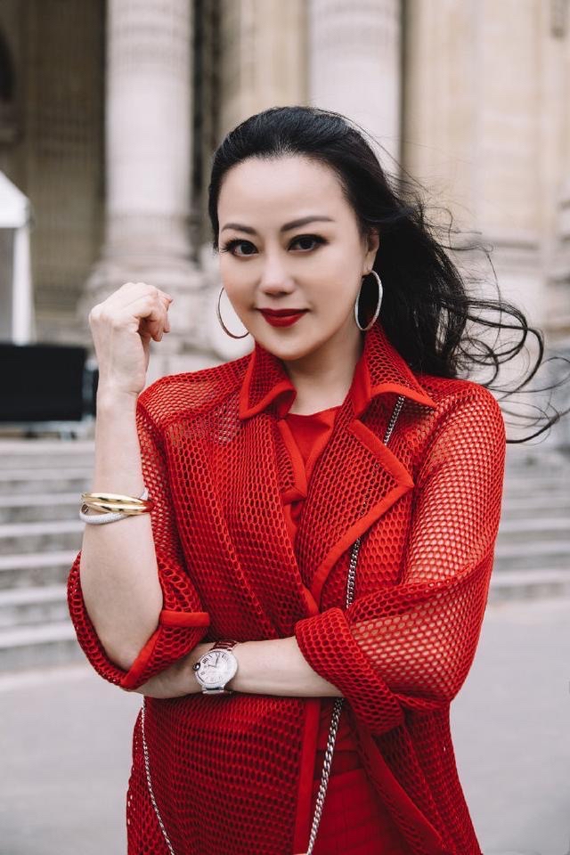 微胖的章小蕙才是真贵妇，穿红色网纱裙成熟优雅，名媛气质藏不住