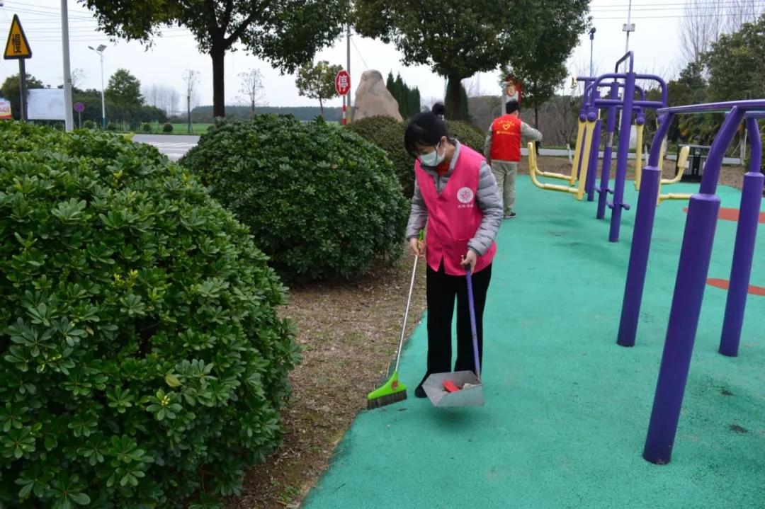 他一直都在诗歌,她一直都在作文600字