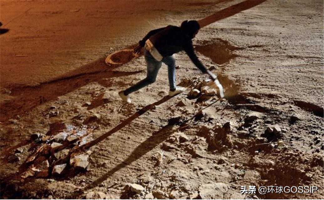 印度艺术家用脑洞大开的艺术手段对付路面坑洼，取得奇效