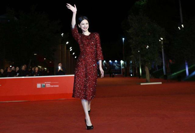 真被42岁倪虹洁迷倒了！一袭渐变红裙美艳动人，尽显成*女熟**人味