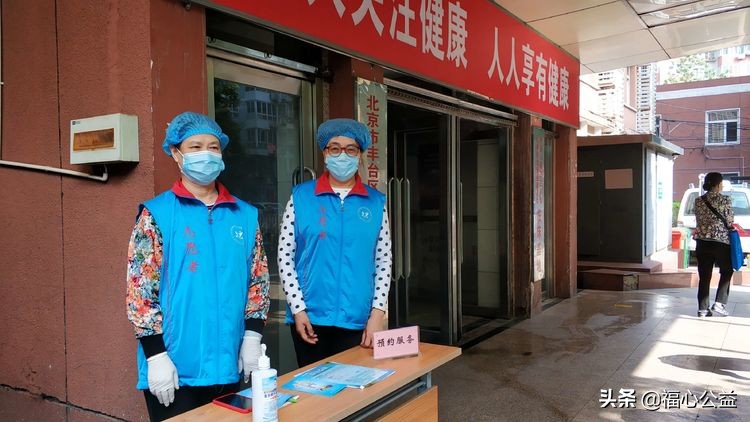 医院志愿者服务队,医院志愿者坚持上岗