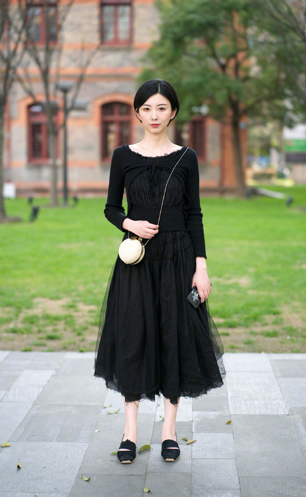 春天穿半身长裙,黑色半身长裙配什么上衣好看夏天