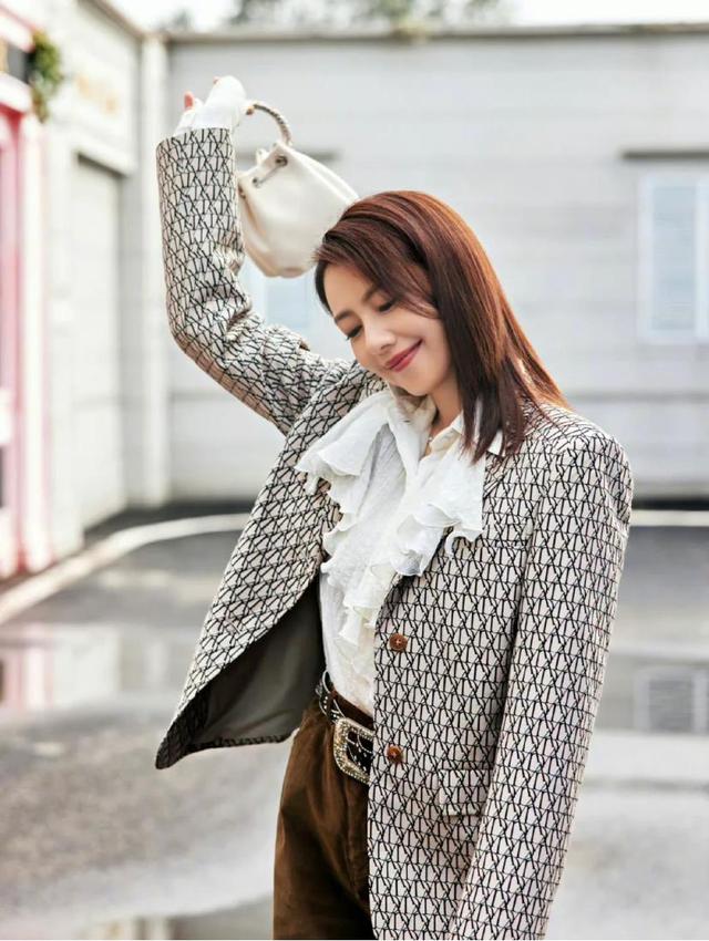 高圆圆穿衣服搭配图片2019秋冬,高圆圆一款随意的牛仔服穿搭