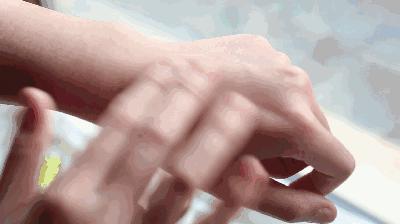 夏天手指上起小水泡很痒怎么回事,为什么一到夏天手上就长水泡很痒