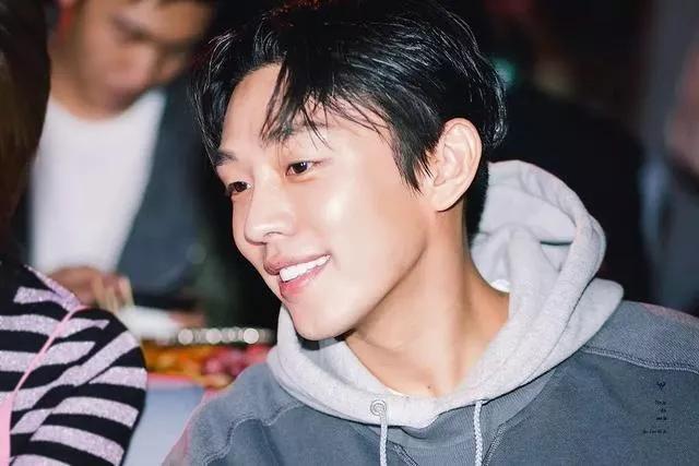 他是燃烧的戏疯子，更是进击戛纳的男神