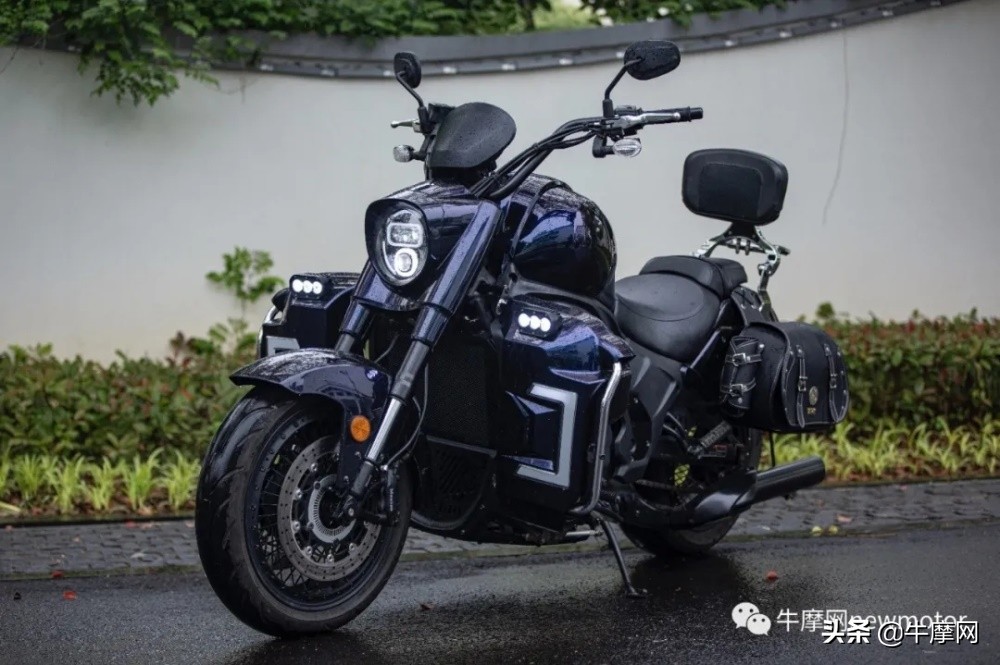 29990元起隆鑫500双缸平台跑车摩枭500RR上市