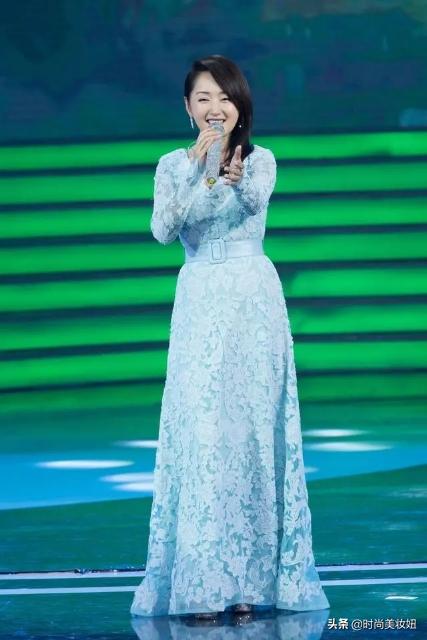 杨钰莹穿蕾丝连衣裙披薄纱,杨钰莹穿长裙的穿搭