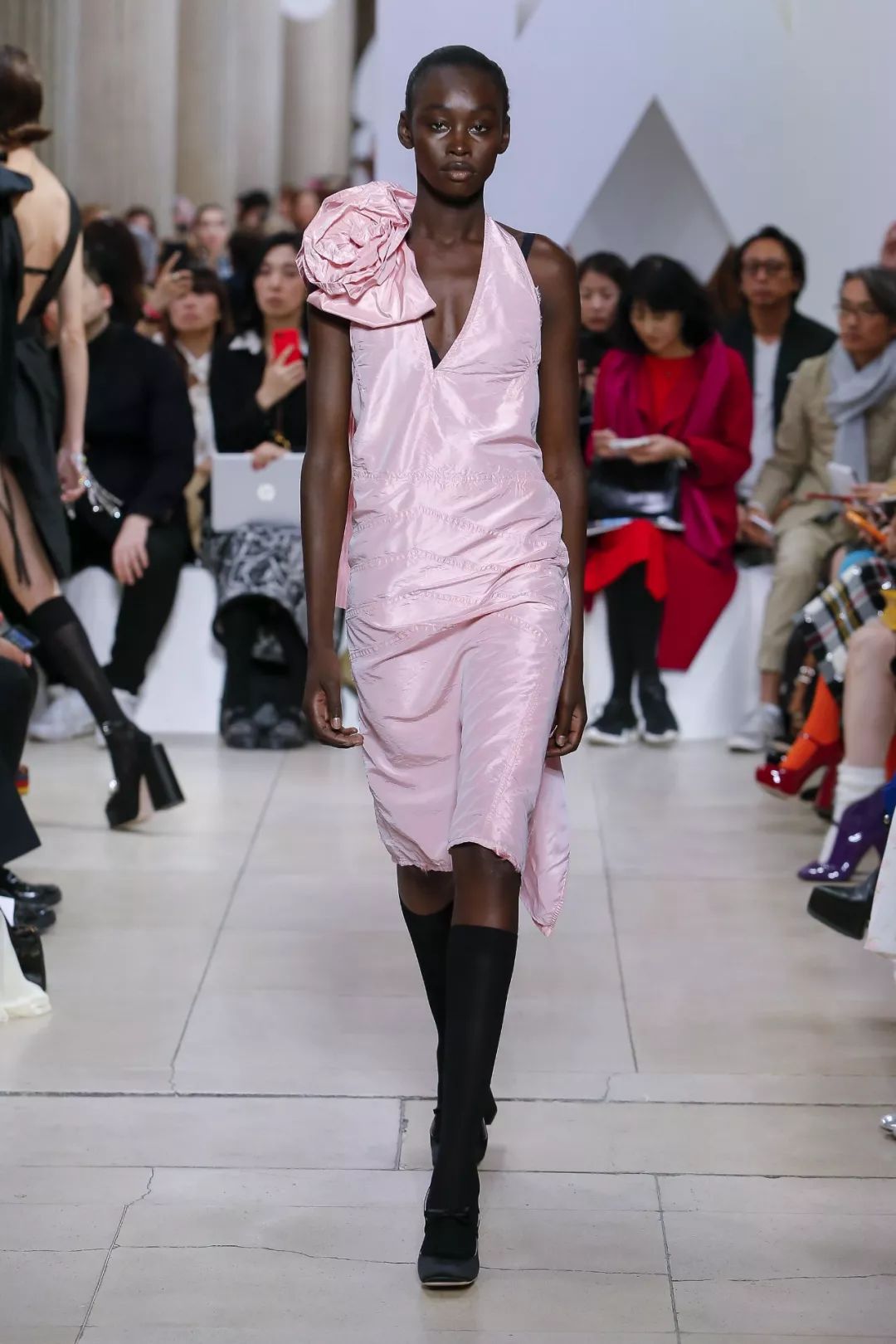 时尚穿搭袜子这样穿时髦又好看,花边袜子怎么穿时髦