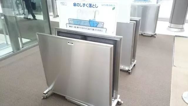 为什么日本人都用透明伞,透明伞有什么好处