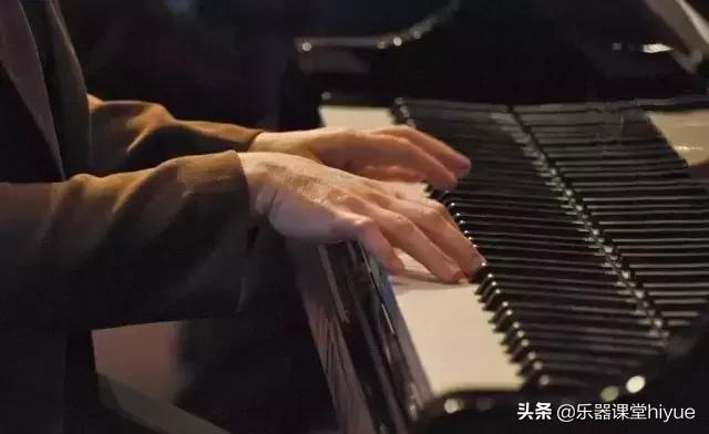 钢琴演奏时手腕僵硬怎么办,如何解决钢琴手臂和手腕的晃动