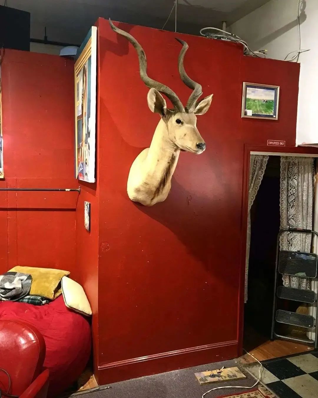 奥斯卡影帝沦为服务员?好莱坞星光大道被糟蹋?网友惊呼神操作