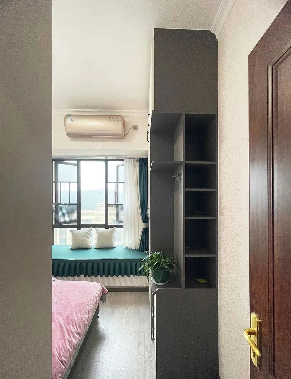 阳台改成小卧室凸出来的,阳台改成衣帽间和办公区
