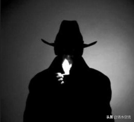 他是花花公子，是伦敦夜总会里最受欢迎的人，但他却是一个克格勃