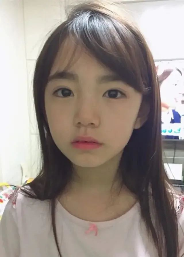 妈，上学前先给我撸个妆