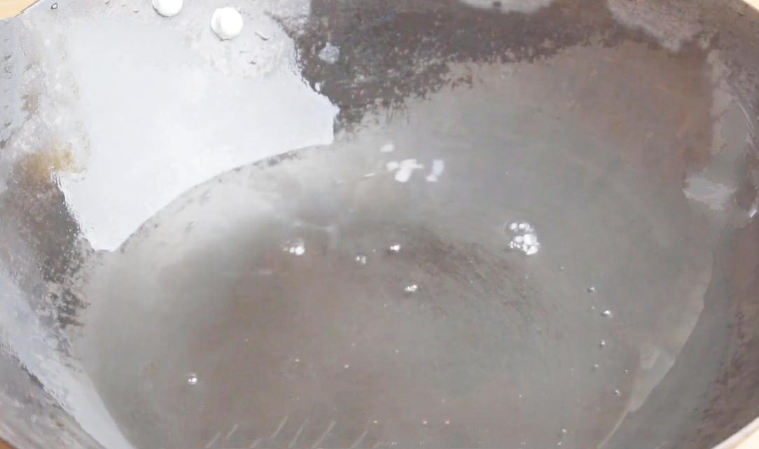 超简单的方法让铁锅不生锈不粘锅,生锈的铁锅别扔了学会这个小窍门