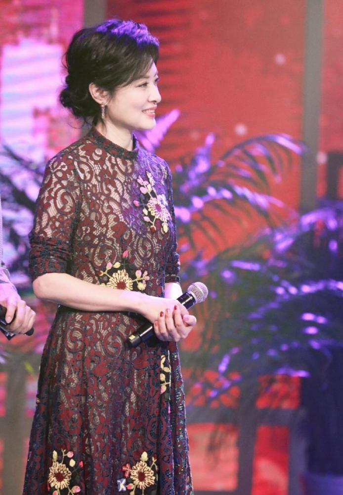 蕾丝的衣服不能随便穿,明明很贵却穿出廉价,周涛都被“坑”了