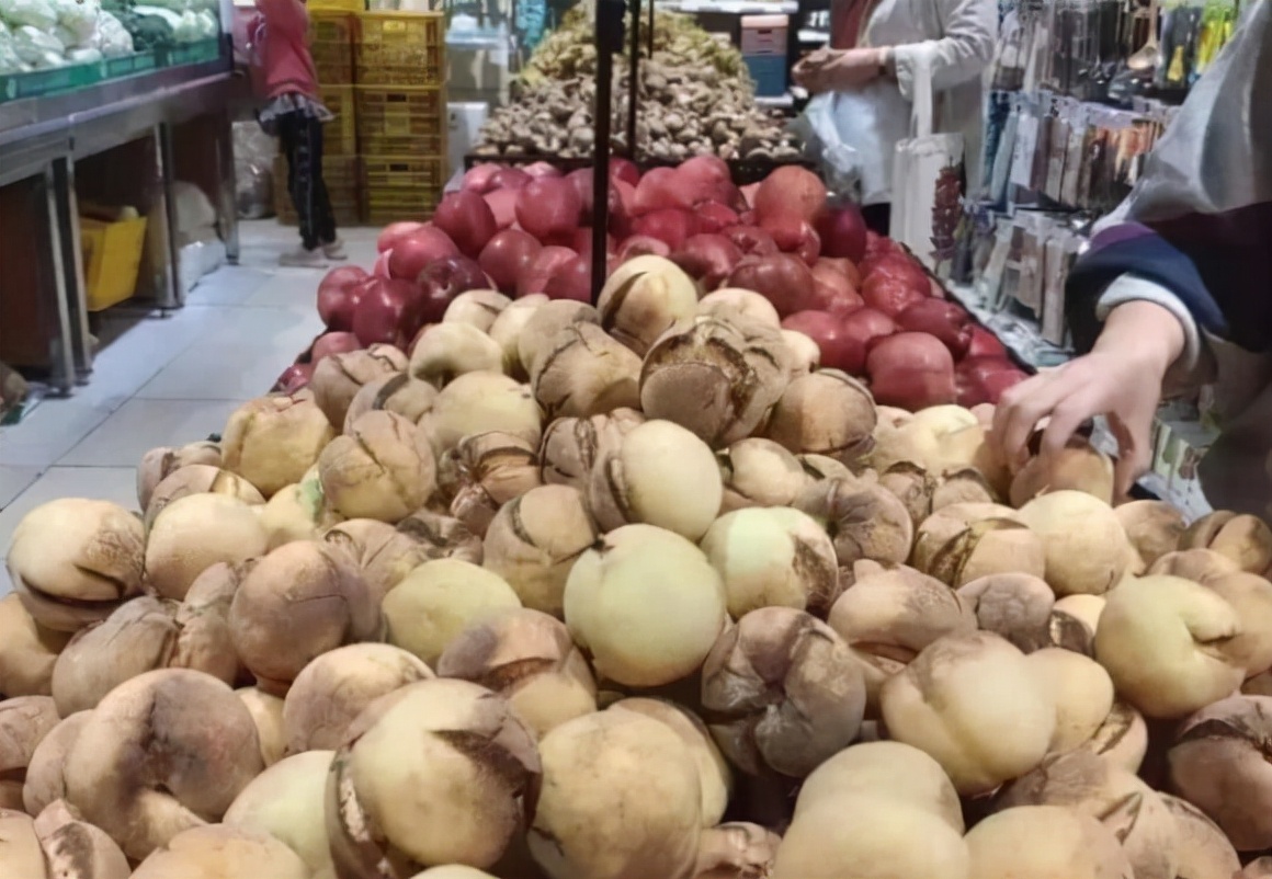 女子买爆炸桃被家人嫌弃,女子超市买爆炸桃被妈妈嫌弃太丑