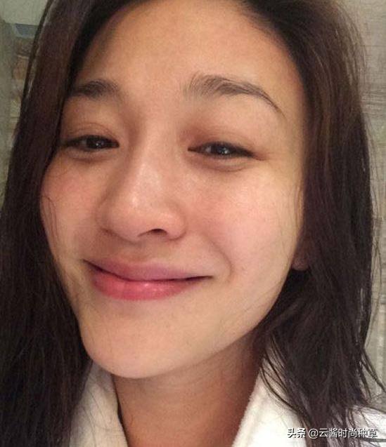 43岁李小冉穿着低调身形似少女,李小冉修正眼袋