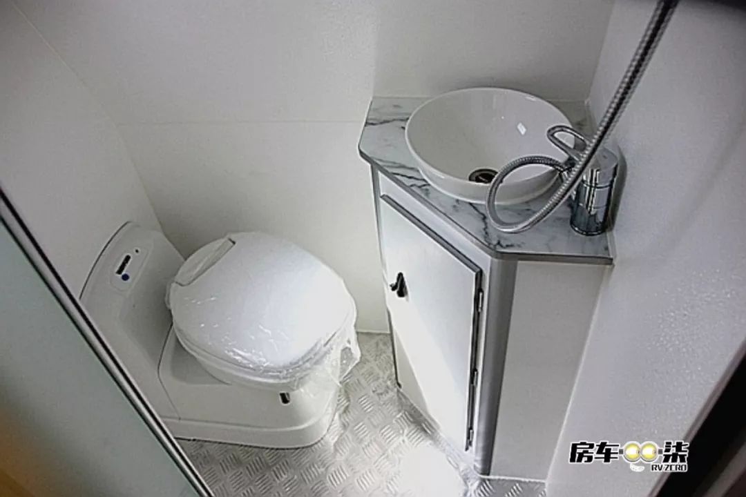 科斯升顶越野拖挂房车,平头轻卡双拓展自行式c型房车