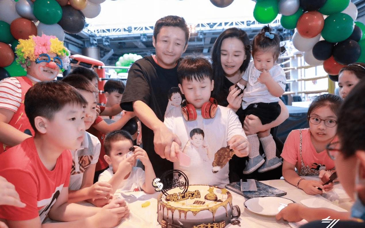 邹市明冉莹颖冬日机场照,邹市明冉莹颖恩爱瞬间