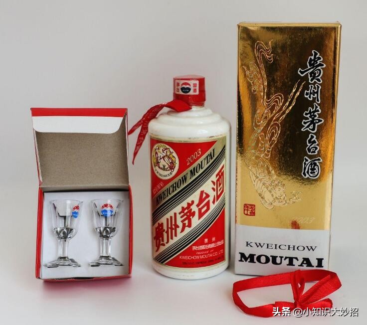 飞天茅台只配两个小杯,飞天茅台瓶子里有两个杯子