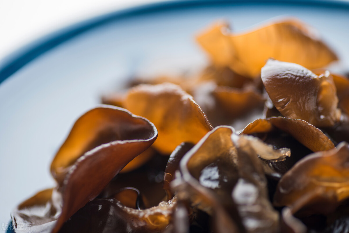 小苏打和食用碱到底有哪些区别,食用碱与小苏打使用上有什么区别