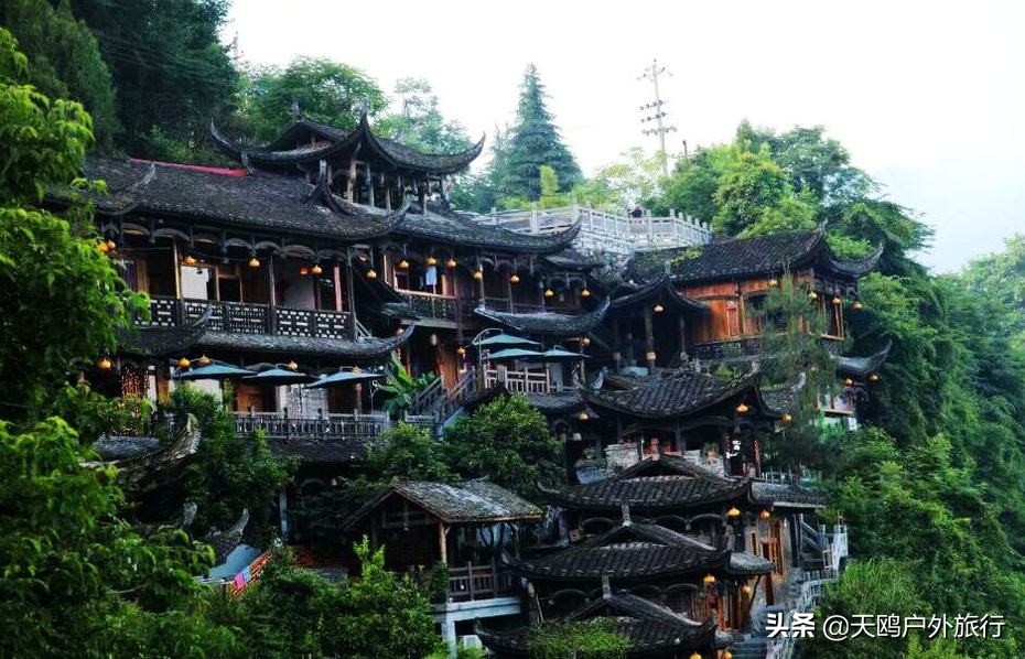 芙蓉镇一座挂在瀑布上的千年古镇,瀑布上的千年古镇芙蓉镇