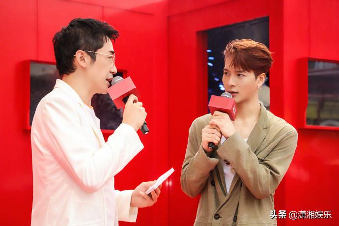 王嘉尔懒理丁太升粗鄙之语,冒雨参加活动,隔着口罩送飞吻引尖叫