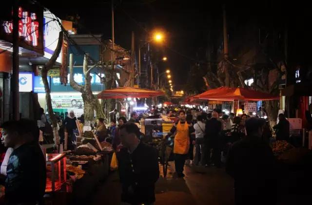 昆明美食街推荐店排名前十有哪些,昆明翠湖公园周边的美食街