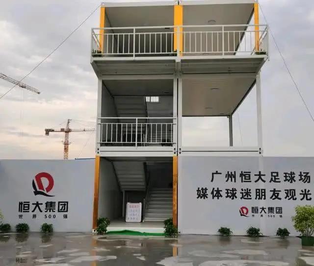 球迷现场监工！恒大新球场现神操作，建三层观景台俯瞰大球场施工