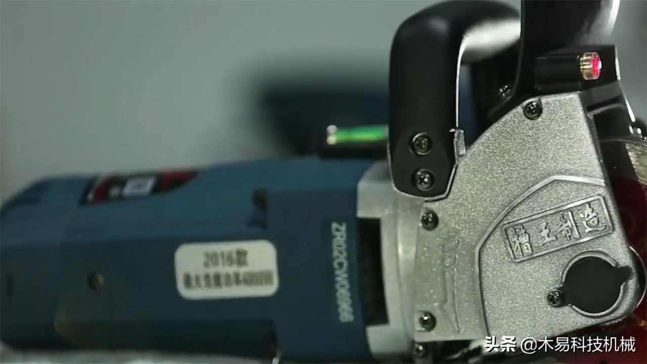 大叔研发“开槽神器”，每分钟8000转，90度角都能一次切完