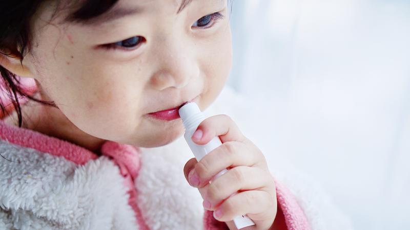 宝宝嘴唇干裂怎么办最有效快速,嘴唇干燥开裂怎么推拿