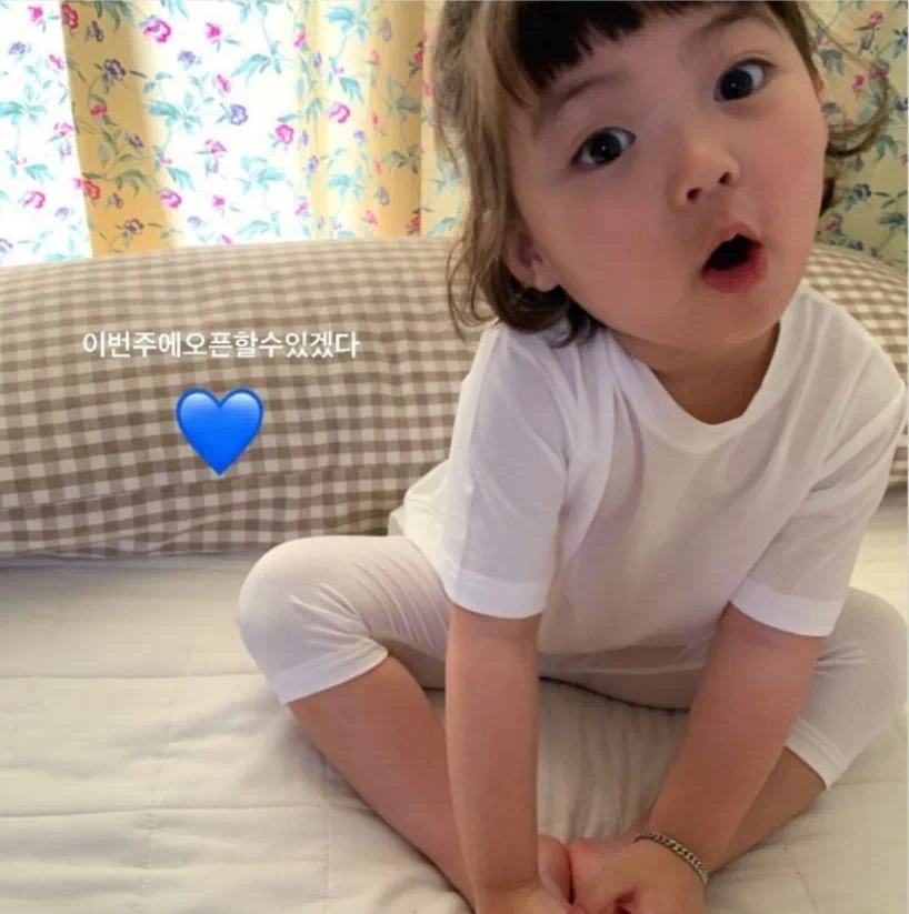 罗熙站在板凳上的情侣头像,罗熙彩色头像图片