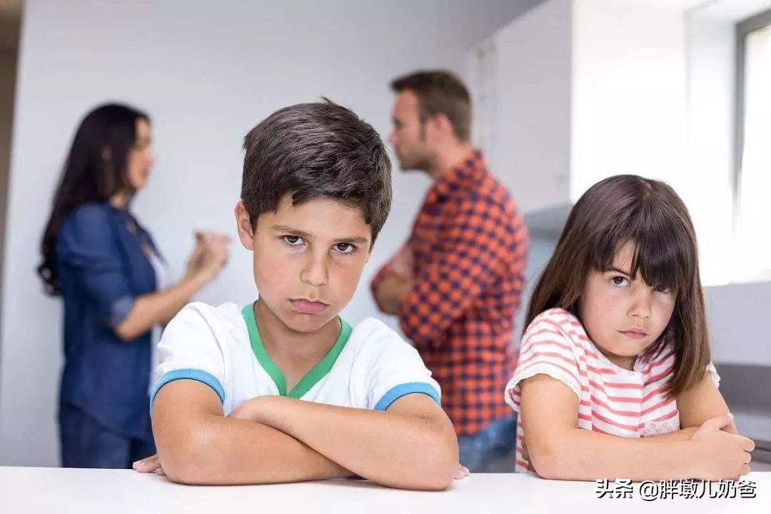 孩子老是觉得家里很穷花钱就心疼,孩子总是眉头紧锁看着不喜庆