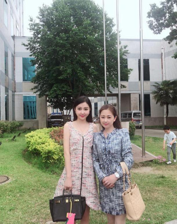 从1200元仿牌到14万爱马仕铂金包！潘玮柏女友的豪门贵妇晋级之路