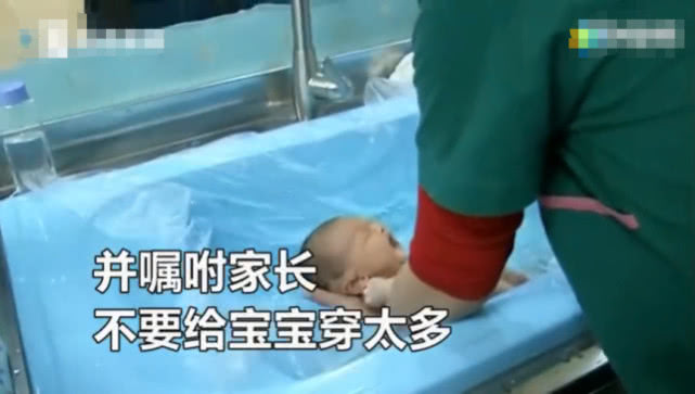 新生儿出生一身疙瘩,新生儿出生身上红疙瘩上面带白点