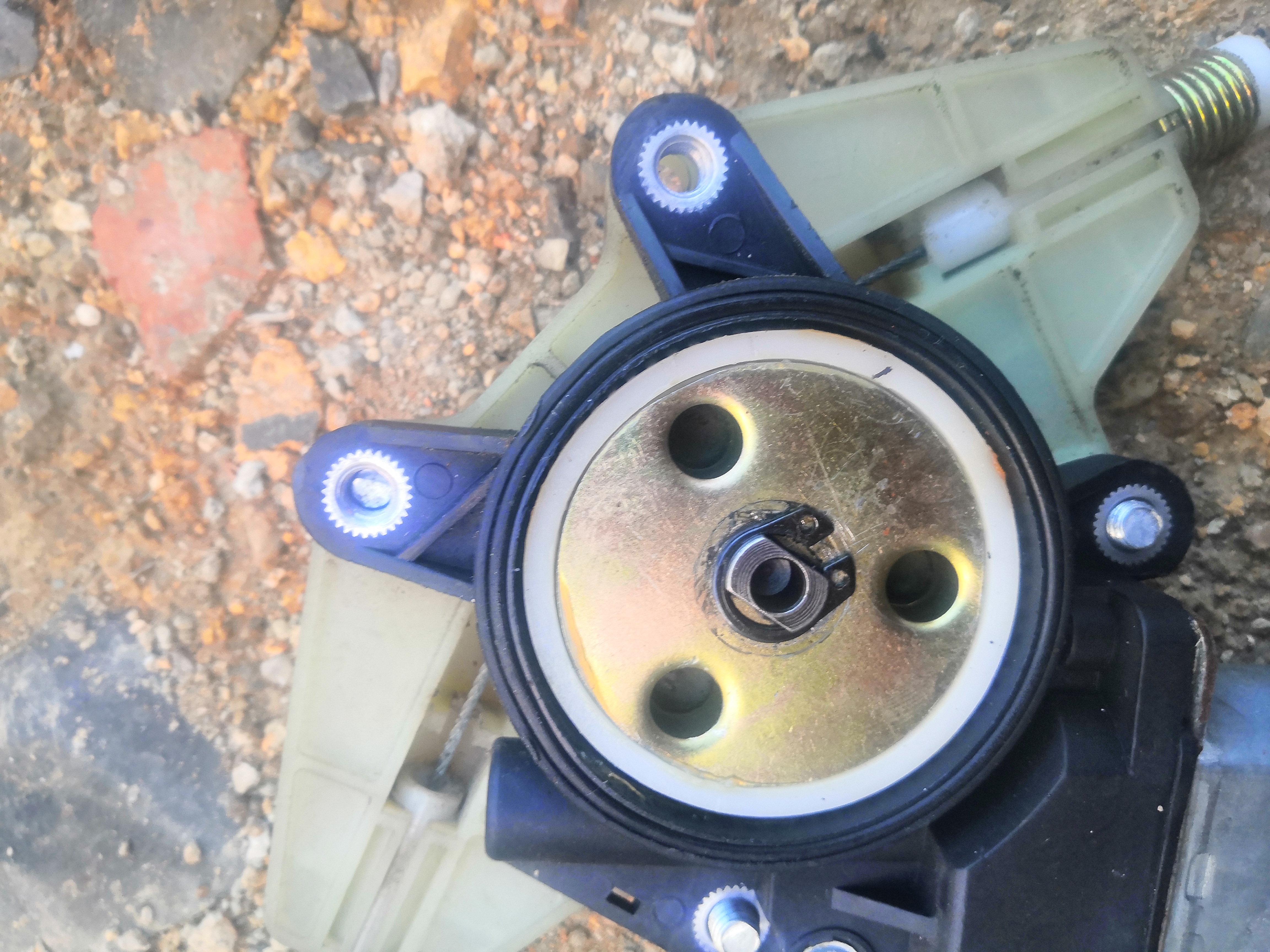 车窗下降有异响升窗没问题,车窗升到顶部吱吱响