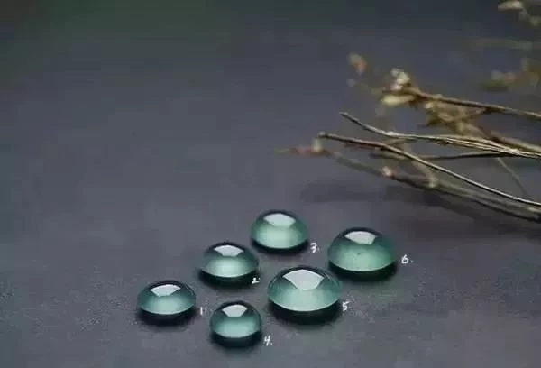 龙石种翡翠就是玻璃种吗,龙石种翡翠与帝王绿翡翠哪种贵