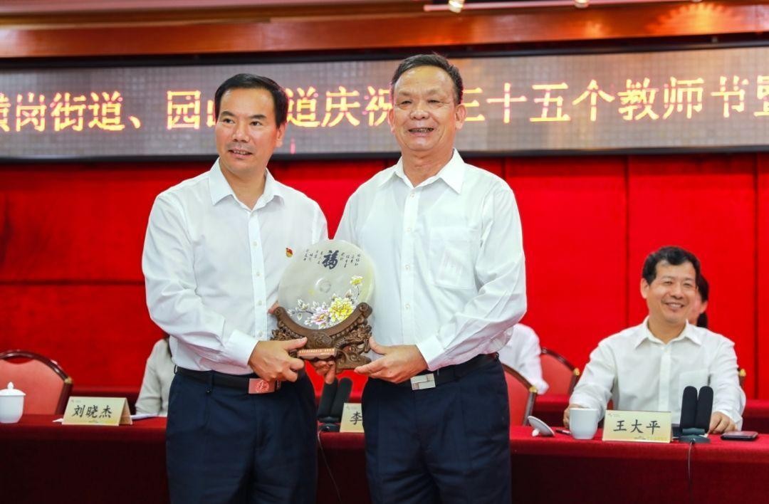 他生于福建农村，初中辍学，白手起家，身家450亿，与美国对抗