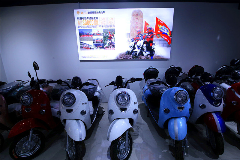 为了带老伴出去游玩方便两千多买了一辆两轮电动车