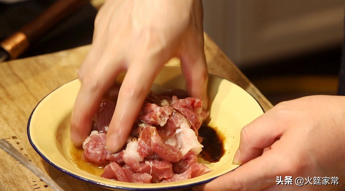 酸菜滑肉汤,老师傅教你肉片爽滑鲜嫩的小窍门,一学就会