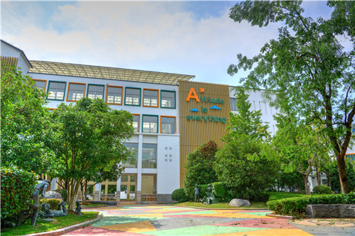 群山环抱的校园,无锡市育英小学