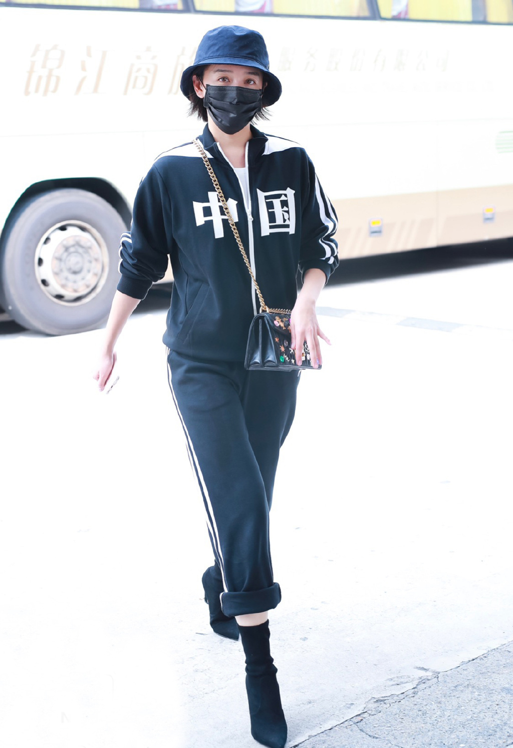 阚清子牛仔短上衣怎么搭配裤子,阚清子穿搭复古风