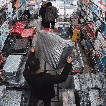 向对面出租屋射了一箭:80后妈妈王莹在城中村的实验艺术