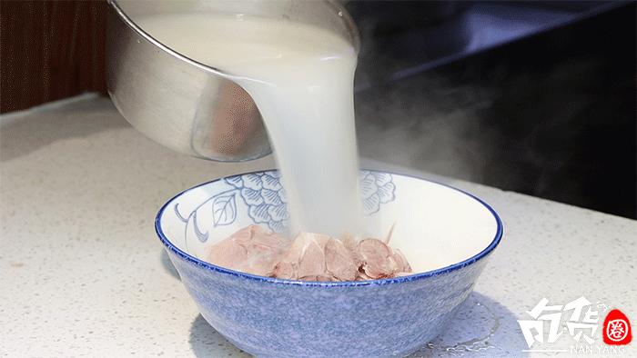 南阳这家羊肉汤，每天卖出200碗！进门先排队，羊肉包子抢着吃