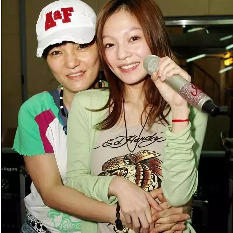 “过气”十年,凭什么她发个问号也能上热搜?