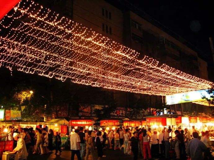 地摊经济火了,现在流行的夜市地摊小吃都有什么