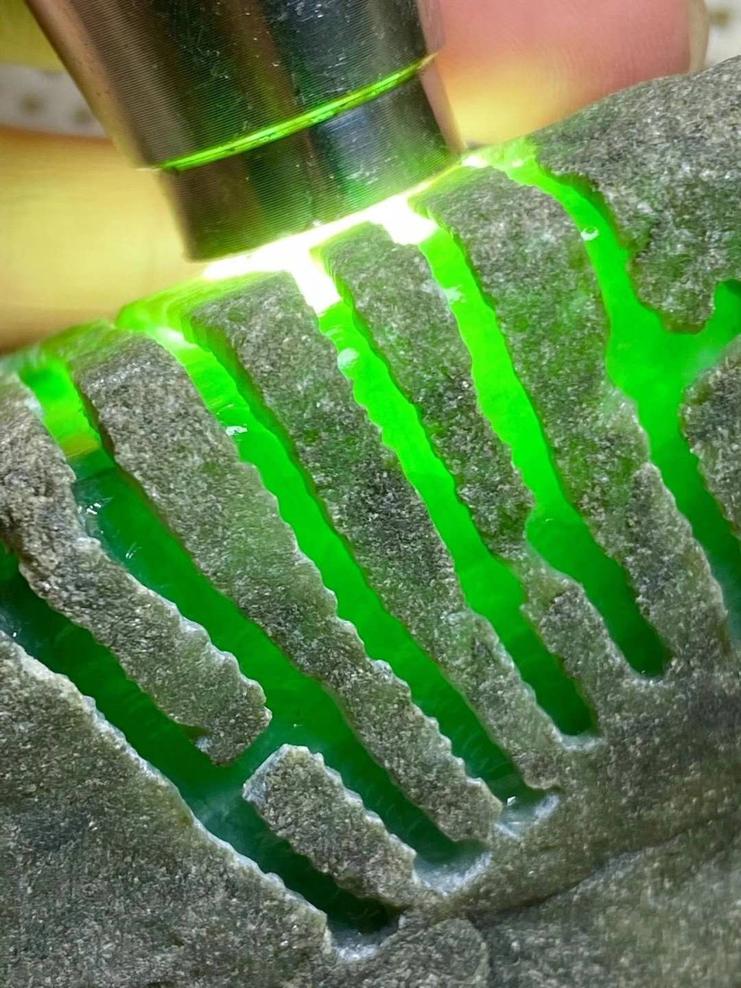 赌石中的原石一般在哪里,赌石开窗料视频讲解